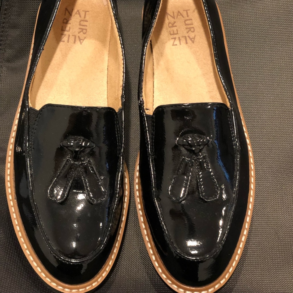 NATURALIZER woman’s shoes. Loafers soft lightweight and comfortable. Size 8